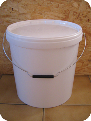 seau-plastique-pour-toilette-seche-20-litres