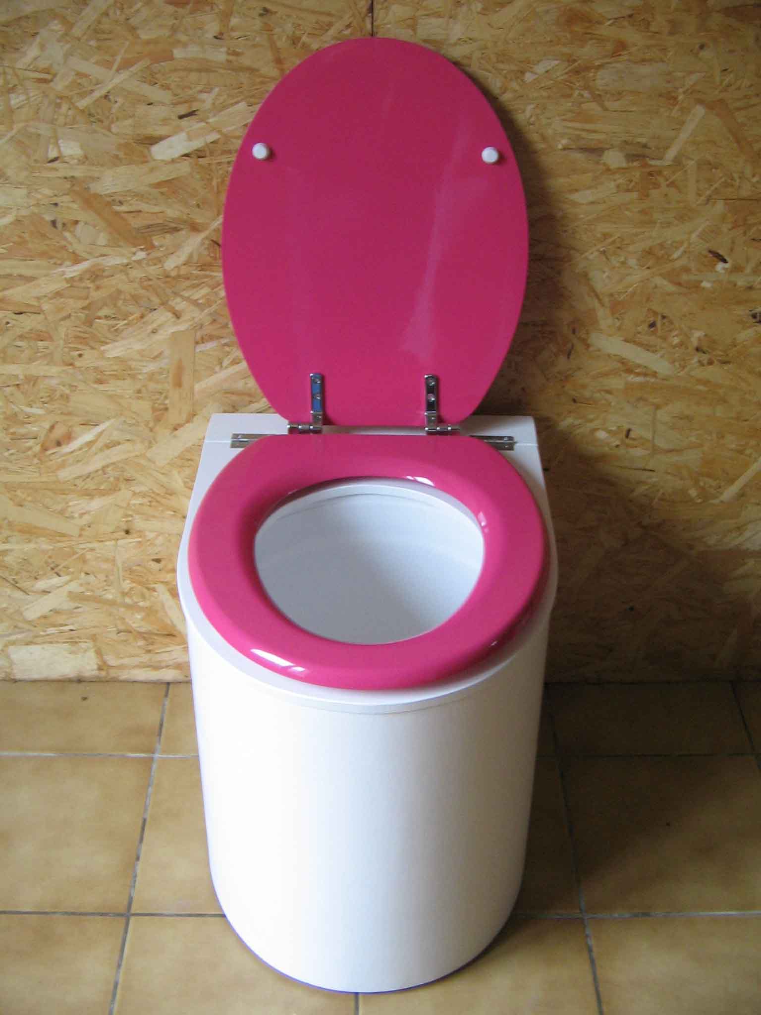 Toilette sèche moderne blanche et rose