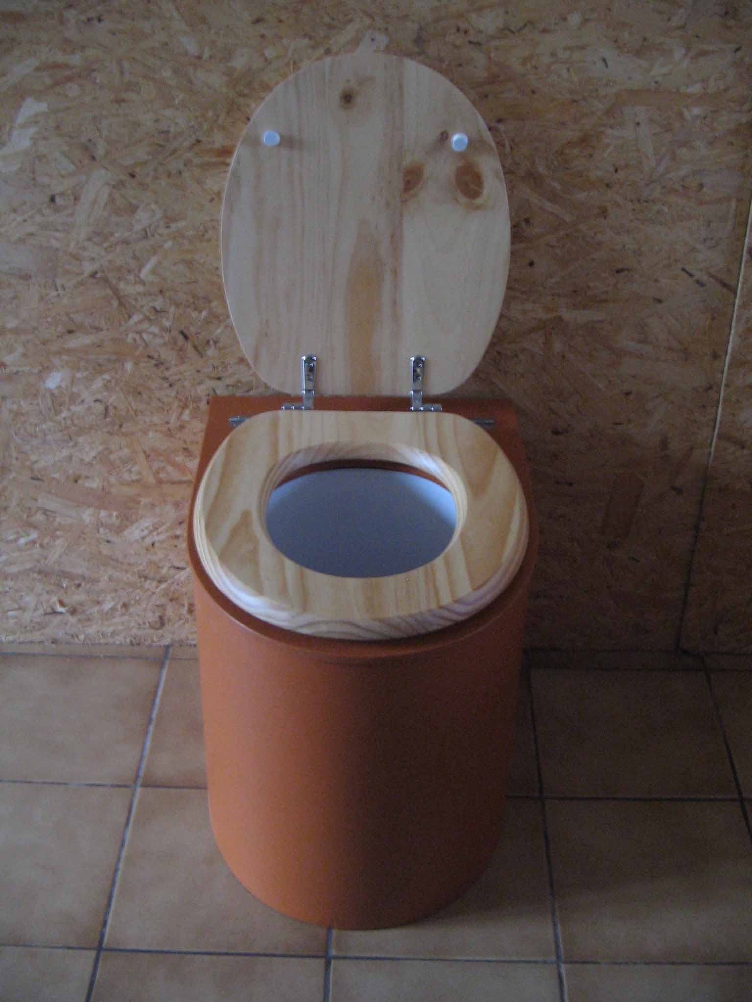 Toilettes sèche moderne orange